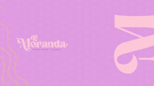 Logotipo de Le Moranda Identidad Visual en color crema sobre un fondo morado con patrón geométrico sutil y una letra M gigante a la derecha.