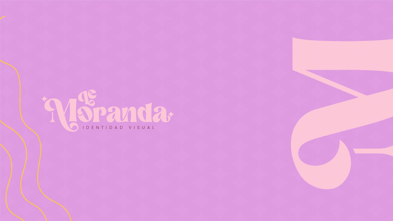 Logotipo de Le Moranda Identidad Visual en color crema sobre un fondo morado con patrón geométrico sutil y una letra M gigante a la derecha.