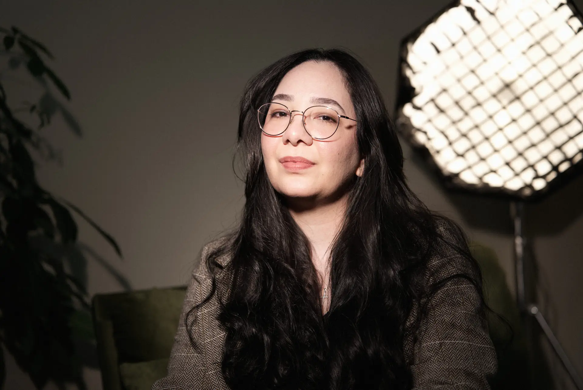 Primer plano artístico de Naydu Gonzalez, Directora Creativa de Vinto Studio