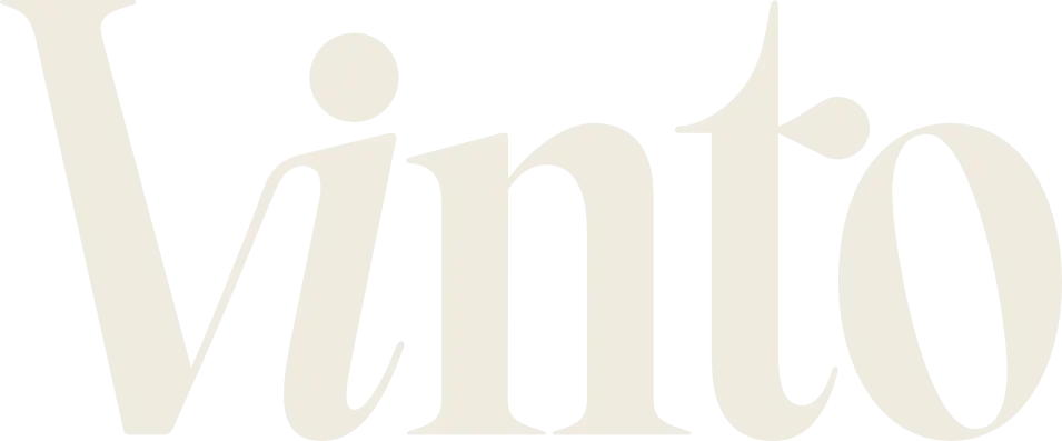 Logotipo de Vinto Studio en color beige claro sobre fondo transparente